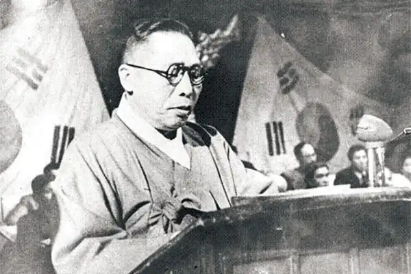 백범 김구가 연설하는 사진