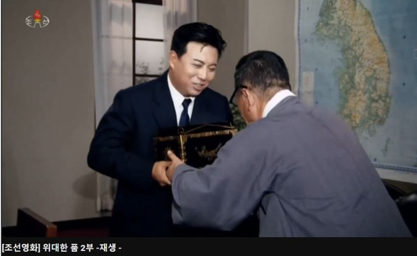 북한에서 제작된 영화 ‘위대한 품’의 한 장면